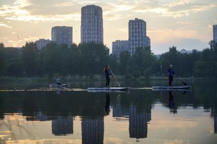 Екатеринбург. Корреспондент КП-Екатеринбург Александра Скоробогатова на акватории реки исеть, во время обучения плаванию на на сапсерфе. (SUP-серфинг - водный вид спорта, разновидность сёрфинга, в котором серфер, стоя на доске, катается на волнах и при этом гребет веслом)