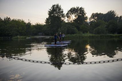 Екатеринбург. Корреспондент КП-Екатеринбург Александра Скоробогатова на акватории реки исеть, во время обучения плаванию на на сапсерфе. (SUP-серфинг - водный вид спорта, разновидность сёрфинга, в котором серфер, стоя на доске, катается на волнах и при этом гребет веслом)