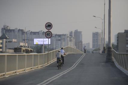 Екатеринбург. Горожане на пешеходной части Макаровского моста