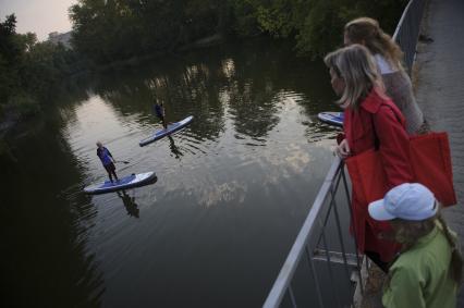 Екатеринбург. Корреспондент КП-Екатеринбург Александра Скоробогатова в водном клубе \'Водник\', во время обучения плаванию на на сапсерфе. (SUP-серфинг - водный вид спорта, разновидность сёрфинга, в котором серфер, стоя на доске, катается на волнах и при этом гребет веслом)