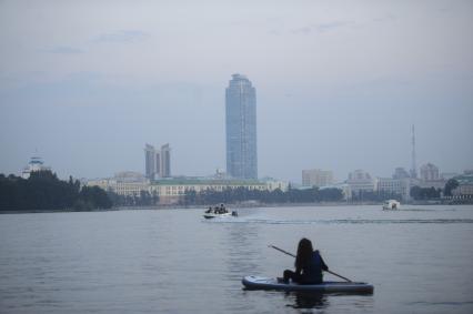 Екатеринбург. Корреспондент КП-Екатеринбург Александра Скоробогатова с инструктором, на акватории реки Исеть, во время обучения плаванию на на сапсерфе. (SUP-серфинг - водный вид спорта, разновидность сёрфинга, в котором серфер, стоя на доске, катается на волнах и при этом гребет веслом)