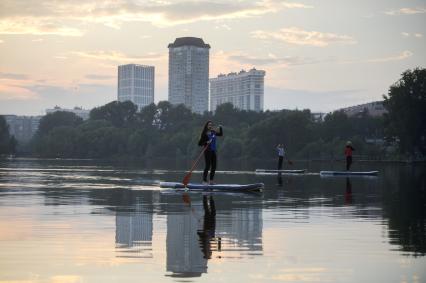 Екатеринбург. Корреспондент КП-Екатеринбург Александра Скоробогатова на акватории реки исеть, во время обучения плаванию на на сапсерфе. (SUP-серфинг - водный вид спорта, разновидность сёрфинга, в котором серфер, стоя на доске, катается на волнах и при этом гребет веслом)