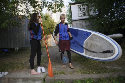 Екатеринбург. Корреспондент КП-Екатеринбург Александра Скоробогатова в водном клубе \'Водник\', во время обучения плаванию на на сапсерфе. (SUP-серфинг - водный вид спорта, разновидность сёрфинга, в котором серфер, стоя на доске, катается на волнах и при этом гребет веслом)