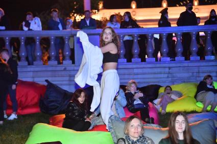 Москва. Выпускники во время праздника `Московский выпускной - 2020` в Парке Горького.