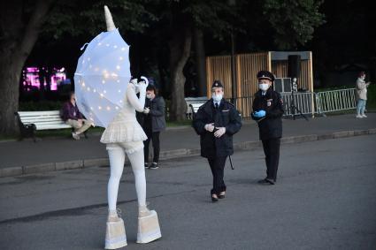 Москва.  Аниматор  во время праздника  `Московский выпускной - 2020 ` в Парке  Горького.