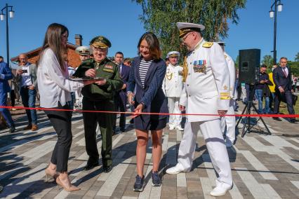 Кронштадт.  Заместитель Министра обороны Российской Федерации Руслан Цаликов и заместитель председателя инвестиционного комитета Целевого некоммерческого фонда по развитию туристско-рекреационного кластера города Кронштадта Ксения Шойгу во время торжественного открытия  Аллеи героев российского флота в Кронштадте.