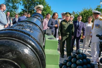 Кронштадт.  Заместитель Министра обороны Российской Федерации Руслан Цаликов и заместитель председателя инвестиционного комитета Целевого некоммерческого фонда по развитию туристско-рекреационного кластера города Кронштадта Ксения Шойгу во время торжественного открытия  Аллеи героев российского флота в Кронштадте.