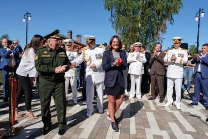 Кронштадт.  Заместитель Министра обороны Российской Федерации Руслан Цаликов и заместитель председателя инвестиционного комитета Целевого некоммерческого фонда по развитию туристско-рекреационного кластера города Кронштадта Ксения Шойгу во время торжественного открытия  Аллеи героев российского флота в Кронштадте.