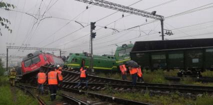 Санкт-Петербург. Грузовые поезда, сошедшие с рельсов на станции Купчинская во Фрунзенском районе.