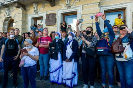 Санкт-Петербург. Зрители  во время Главного военно-морского парада по случаю Дня Военно-морского флота РФ .