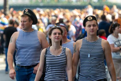 Санкт-Петербург. Жители города во время Главного военно-морского парада по случаю Дня Военно-морского флота РФ .
