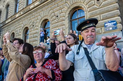 Санкт-Петербург. Зрители  во время Главного военно-морского парада по случаю Дня Военно-морского флота РФ .