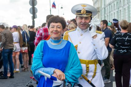 Санкт-Петербург. Жители во время Главного военно-морского парада по случаю Дня Военно-морского флота РФ.