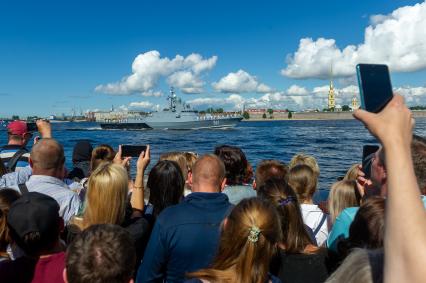 Санкт-Петербург.  Малый ракетный корабль `Мытищи`во время Главного военно-морского парада по случаю Дня Военно-морского флота РФ в Санкт-Петербурге.