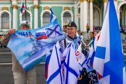 Санкт-Петербург. Жители  во время Главного военно-морского парада по случаю Дня Военно-морского флота РФ .