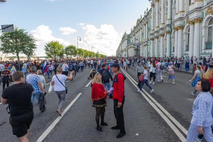 Санкт-Петербург. Жители  во время Главного военно-морского парада по случаю Дня Военно-морского флота РФ на набережной Невы.