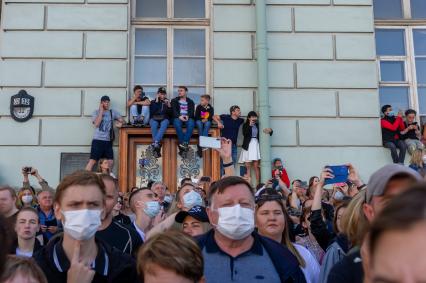 Санкт-Петербург. Зрители  во время Главного военно-морского парада по случаю Дня Военно-морского флота РФ .