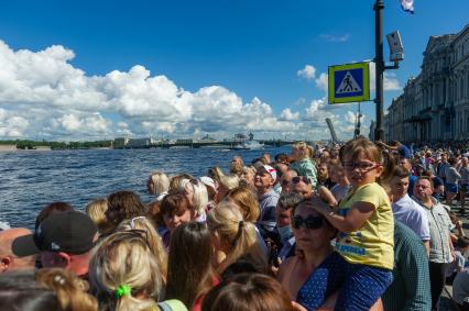 Санкт-Петербург. Корабли Балтийского флота в акватории Невы во время Главного военно-морского парада по случаю Дня Военно-морского флота РФ в Санкт-Петербурге.