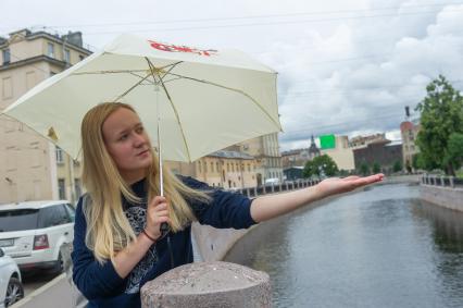 Санкт-Петербург. Девушка под зонтом на одной из улиц города.