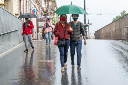 Санкт-Петербург. Прохожие во время дождя на Невском проспекте.