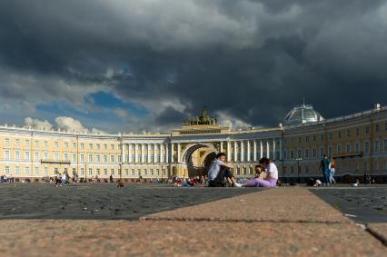 Санкт-Петербург. Дворцовая площадь  перед грозой.