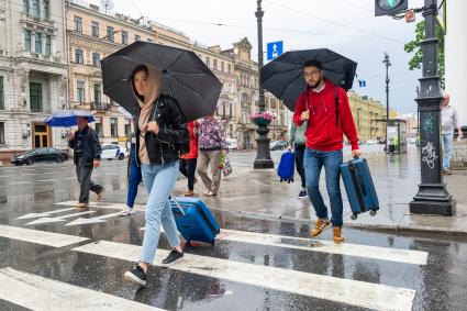 Санкт-Петербург. Прохожие во время дождя на Невском проспекте.