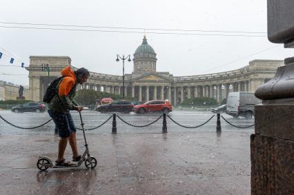 Санкт-Петербург. Прохожие во время дождя на Невском проспекте.