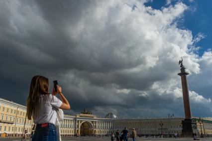 Санкт-Петербург. Дворцовая площадь  перед грозой.