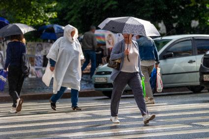 Санкт-Петербург. Прохожие во время дождя на Невском проспекте.