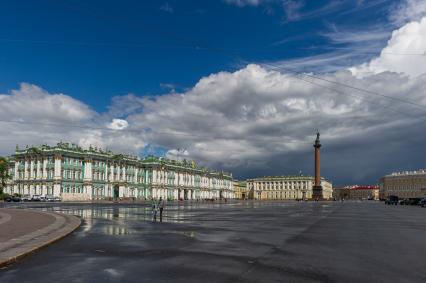 Санкт-Петербург. Дворцовая площадь  перед грозой.