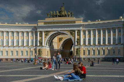 Санкт-Петербург. Дворцовая площадь перед грозой.