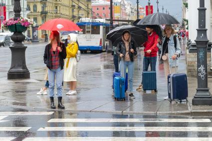 Санкт-Петербург. Прохожие во время дождя на Невском проспекте.