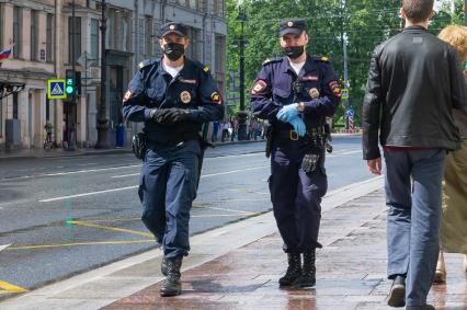 Санкт-Петербург. Полицеские на Невском проспекте .