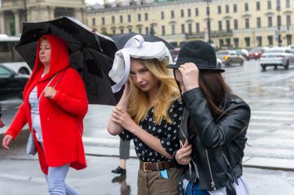 Санкт-Петербург. Прохожие во время дождя на Невском проспекте.