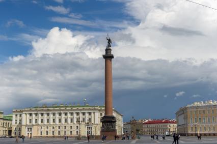 Санкт-Петербург. Дворцовая площадь  перед грозой.