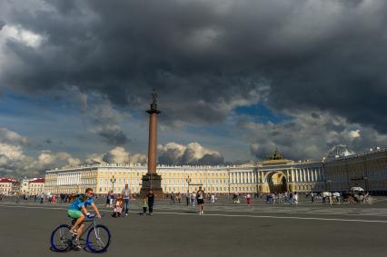 Санкт-Петербург. Дворцовая площадь  перед грозой.