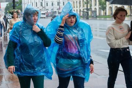 Санкт-Петербург. Прохожие во время дождя на Невском проспекте.