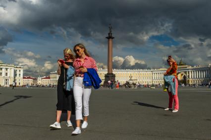 Санкт-Петербург. Дворцовая площадь  перед грозой.