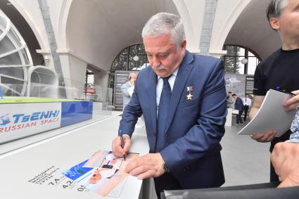 Москва.  Президент центра`Космонавтика и авиация` на ВДНХ, летчик-космонавт, герой России Федор Юрчихин    на открытии историко-документальной зоны, посвященной 65-летию космодрома Байконур, в центре `Космонавтика и авиация ` на ВДНХ.