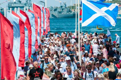 Севастополь. Зрители военно-морского парада в честь Дня ВМФ России.