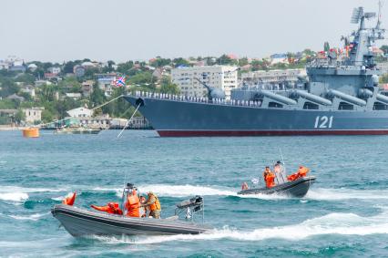 Севастополь. Ракетный крейсер `Москва` во время военно-морского парада в честь Дня ВМФ России.