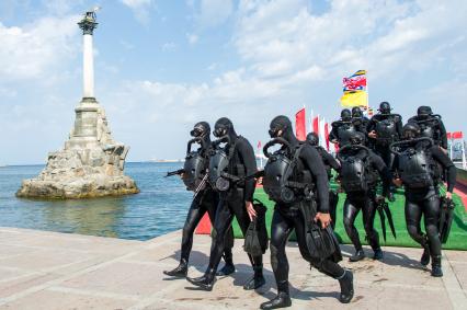 Севастополь.  Подразделение боевых пловцов во время военно-морского парада в честь Дня ВМФ России.