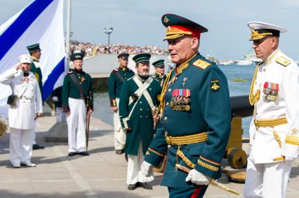 Севастополь. Командующий войсками Южного военного округа Александр Дворников и заместитель командующего Черноморским флотом вице-адмирал Сергей Липилин (справа) перед началом военно-морского парада в честь Дня ВМФ России.