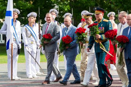 Севастополь. Член комитета Госдумы РФ по контролю и регламенту Дмитрий Белик, председатель Законодательного собрания Севастополя Владимир Немцев, командующий войсками Южного военного округа Александр Дворников (третий справа) и  временно исполняющий обязанности губернатора Севастополя Михаил Развозжаев (справа) во время военно-морского парада в честь Дня Военно-морского флота.