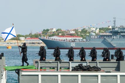 Севастополь.  Подразделение боевых пловцов во время военно-морского парада в честь Дня ВМФ России.