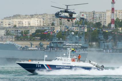 Севастополь.  Палубный вертолет Ка-27 во время военно-морского парада в честь Дня ВМФ России.