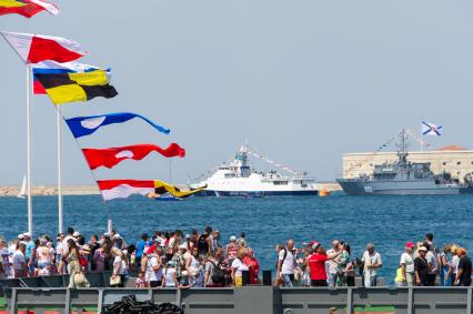 Севастополь. Зрители во время военно-морского парада в честь Дня Военно-морского флота.