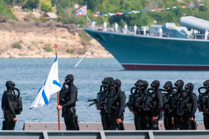 Севастополь.  Подразделение боевых пловцов во время военно-морского парада в честь Дня ВМФ России.