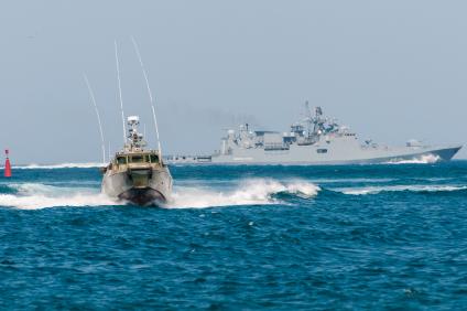 Севастополь. Фрегат `Адмирал Эссен` (справа) во время военно-морского парада в честь Дня Военно-морского флота.