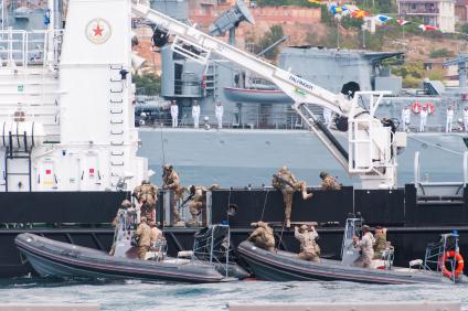 Севастополь. Военнослужащие во время военно-морского парада в честь Дня Военно-морского флота.